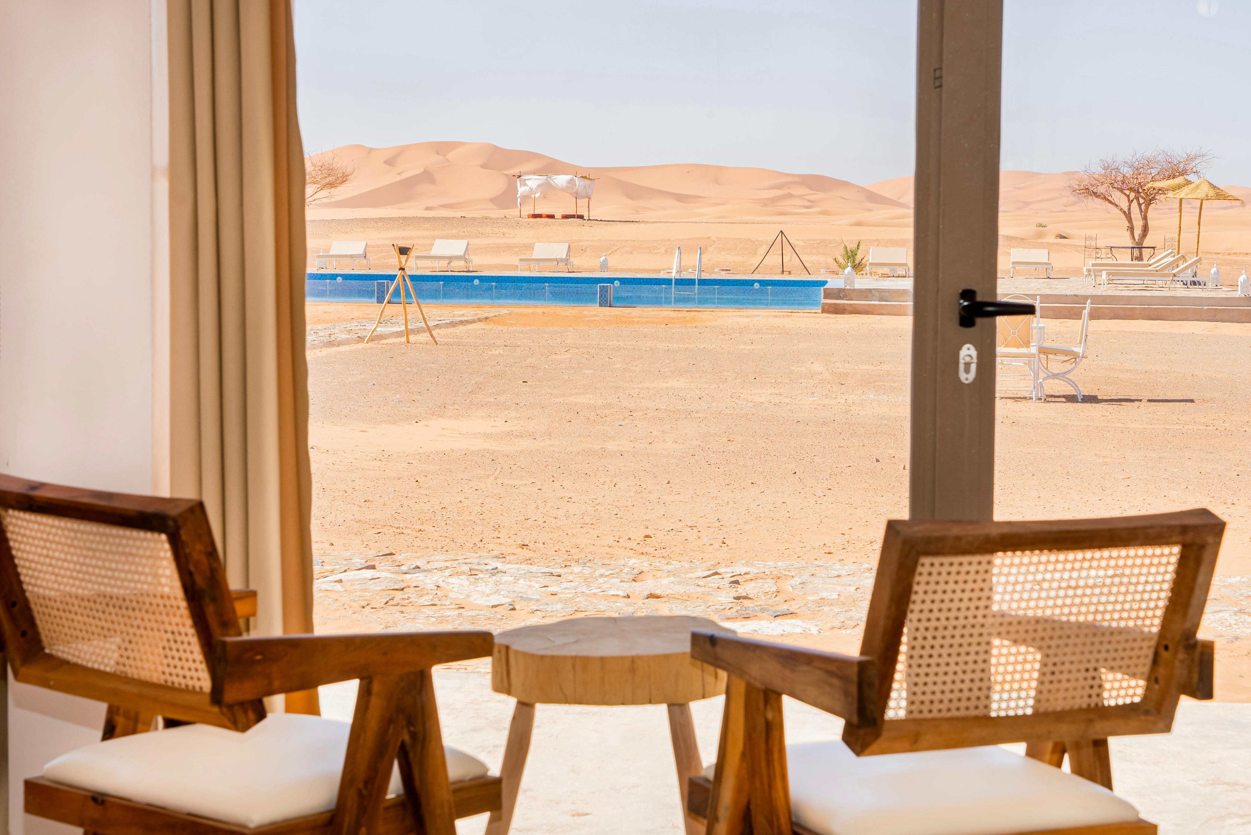Panoramic pool view with Erg Chebbi dunes – Sahara Royal Resort Merzouga